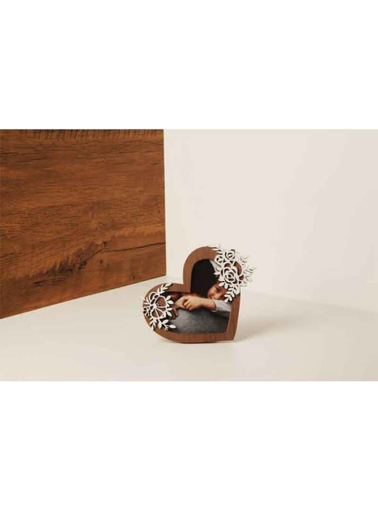 Portafoto forma cuore in legno con decorazioni floreali bianche. - 23005