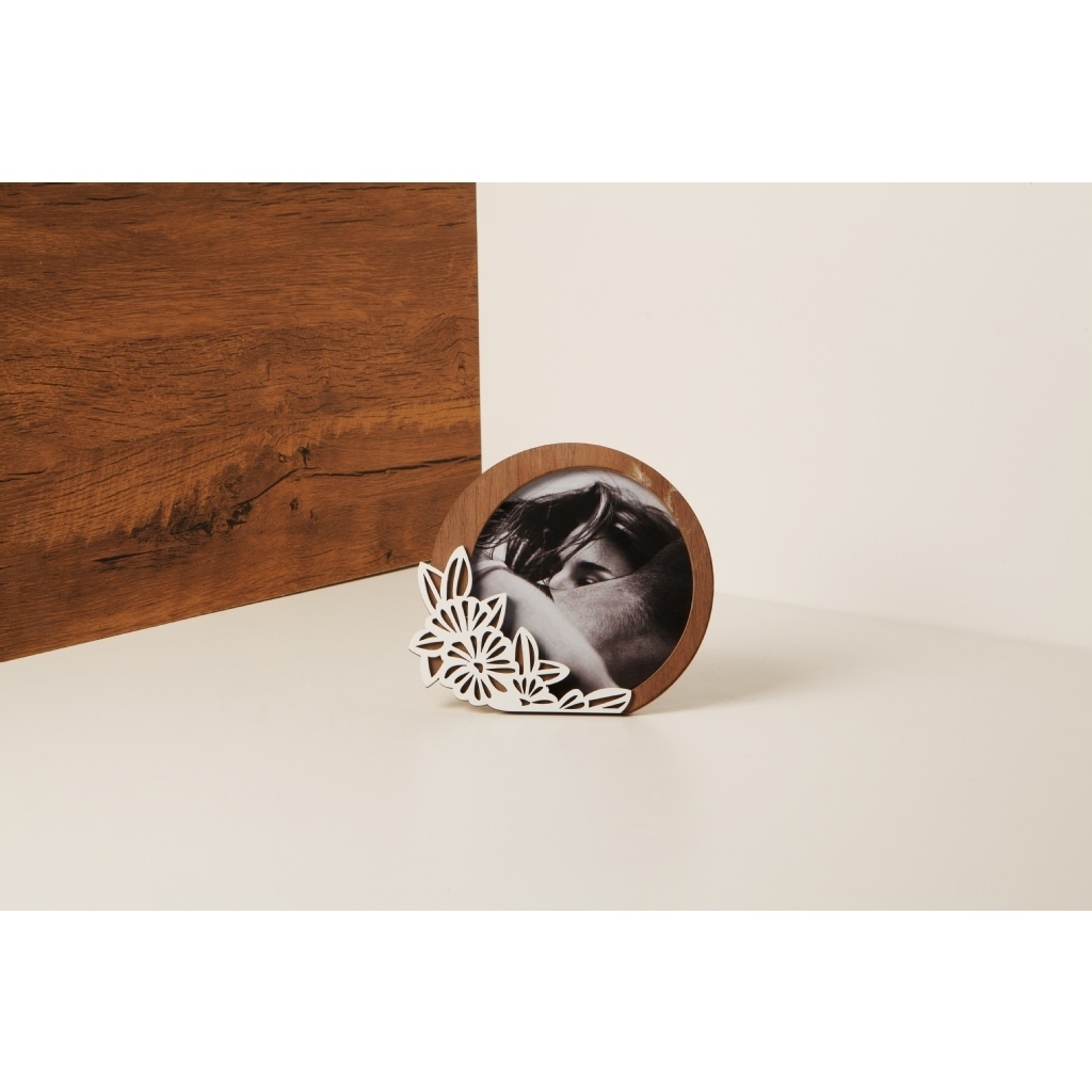 Portafoto forma circolare in legno con decorazioni floreali bianche. - 23006