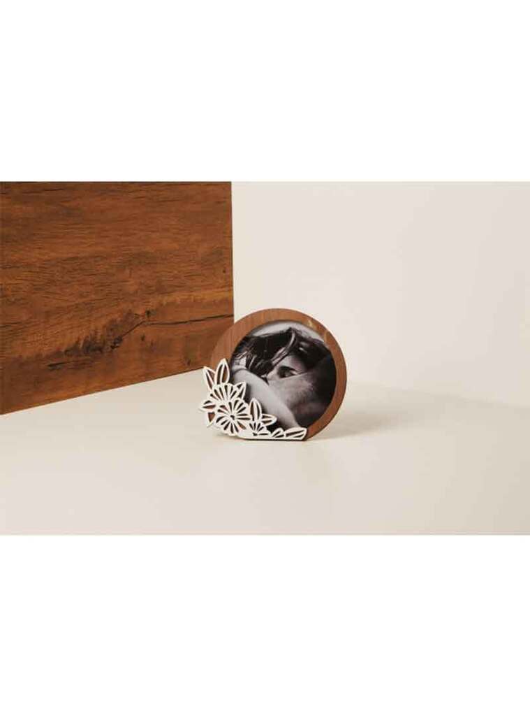 Portafoto forma circolare in legno con decorazioni floreali bianche. - 23006